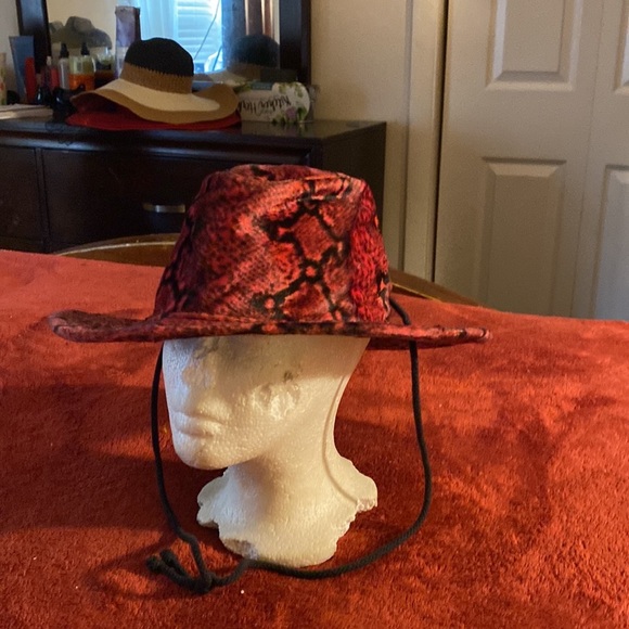 Black and red hat designer - Picture 4 of 12
